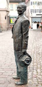 Hermann Hesse-Skulptur auf der Nikolausbrücke in Calw